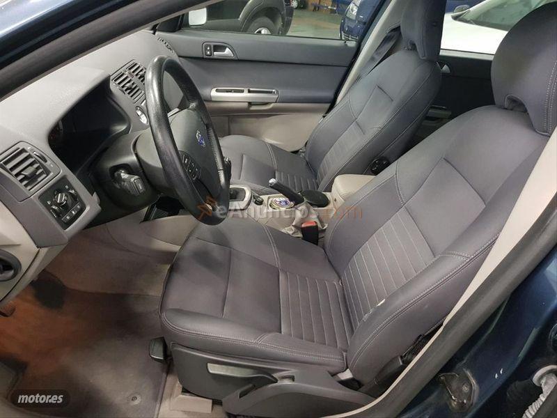 Volvo V 50 2.0D Kinetic de 2006 con 202.000 Km por 4.500 EUR. en Valladolid